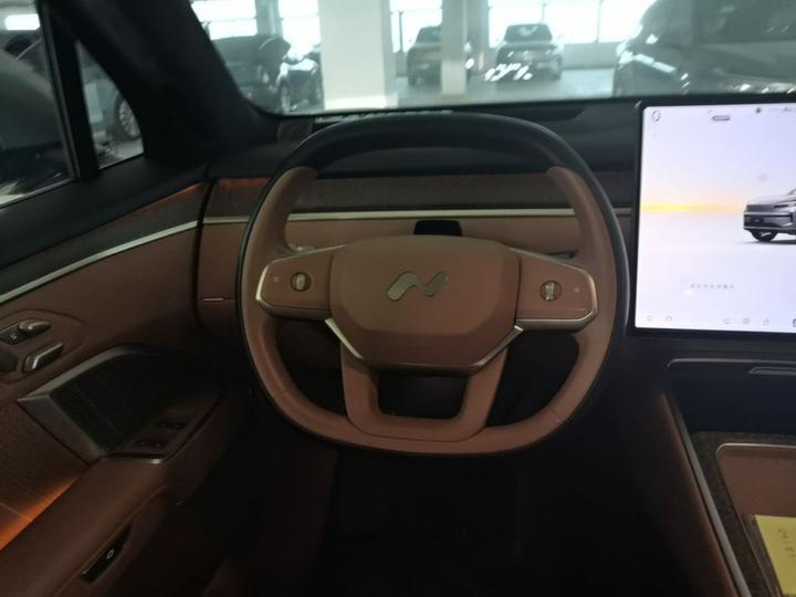 L90 2025 Ultra 6-Seater 60 photo 7