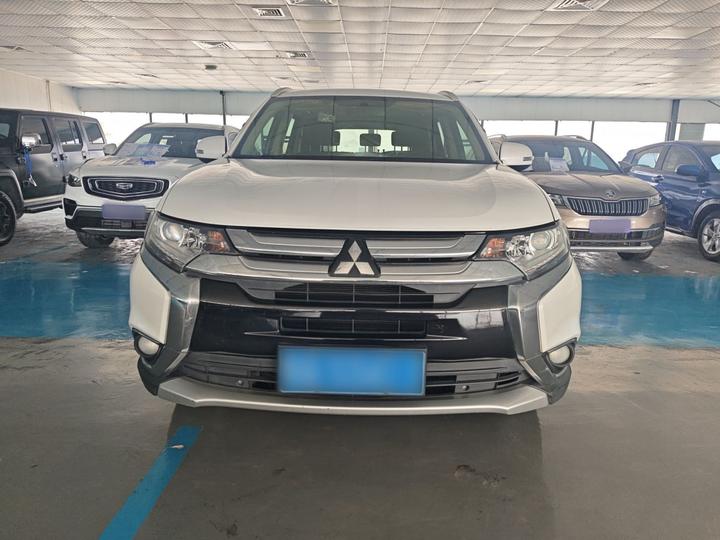Outlander 2018 2.0L RWD Honor 5-Seater photo 2