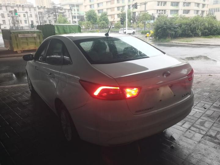 Escort 2015 1.5L AT Comfort photo 4