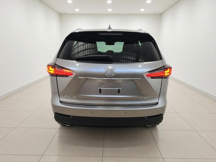 NX 2015 200t photo 3