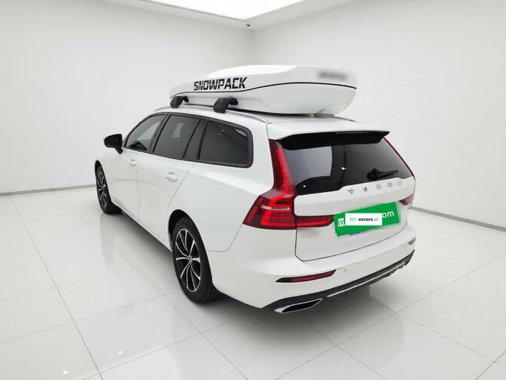 V60 2022 B4 Luxury photo 4