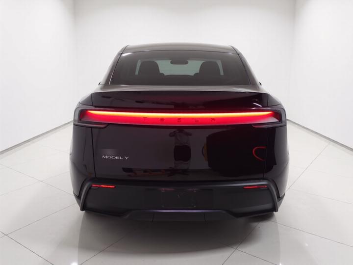 Model Y 2025 RWD photo 5