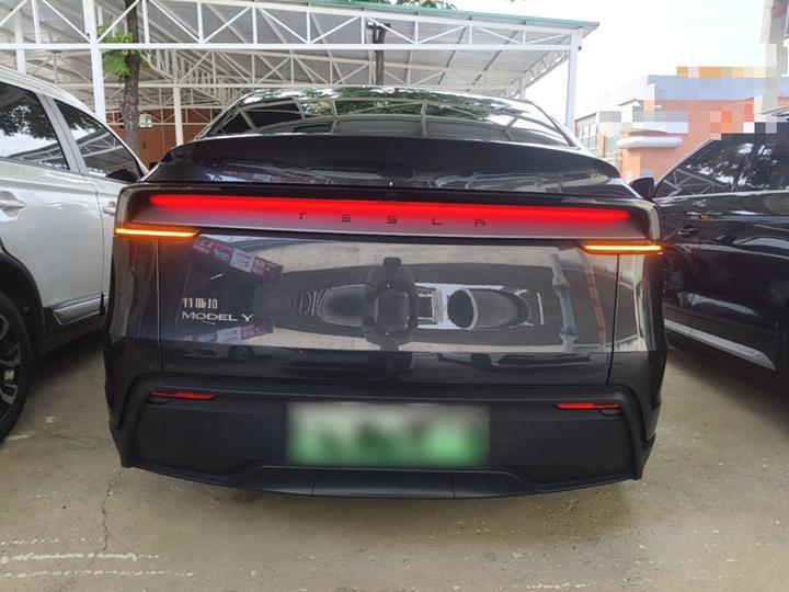 Model Y 2025 RWD photo 5