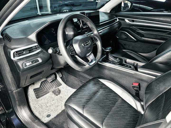 Emgrand 2022 4 1.5L CVT Premium photo 6