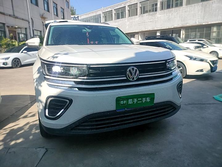 2023 330TSI Luxury photo 2