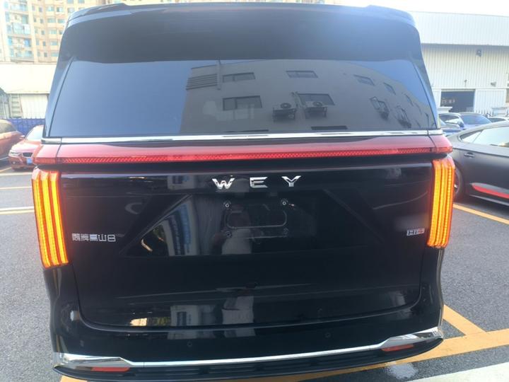 2025 AWD 8 photo 3