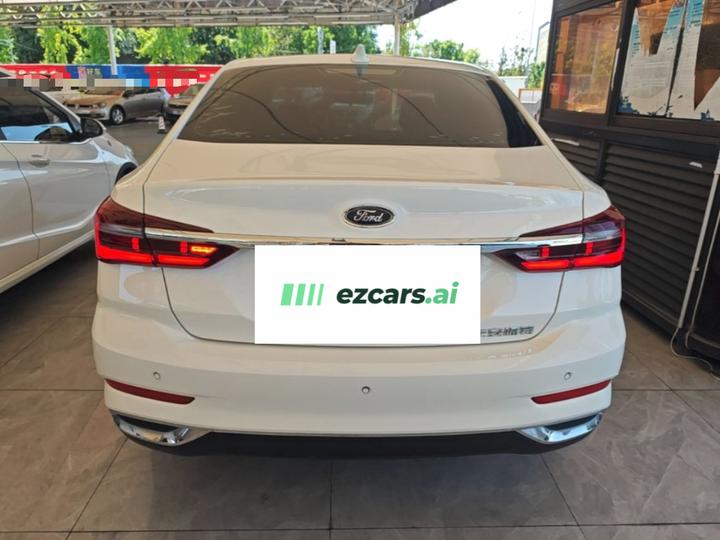 Escort 2021 1.5L AT Platinum photo 3