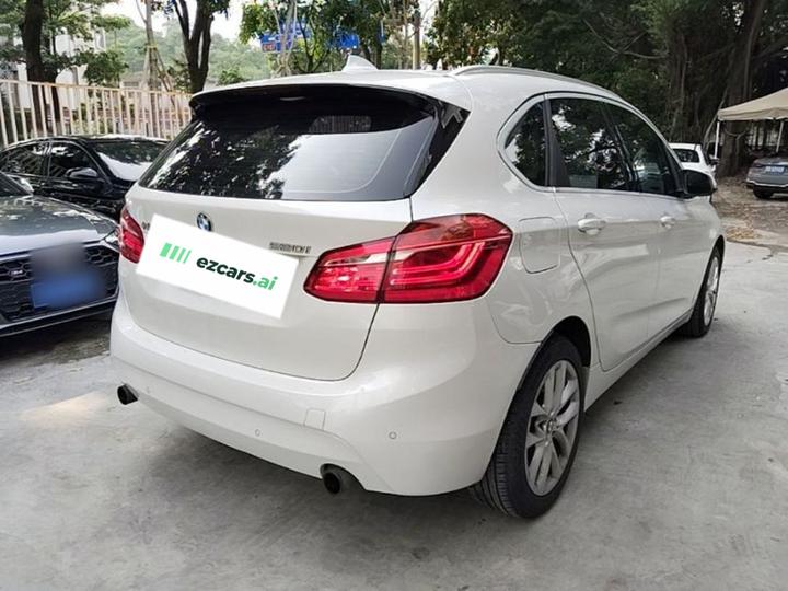 2 Series Wagon 2016 220i Leading photo 4