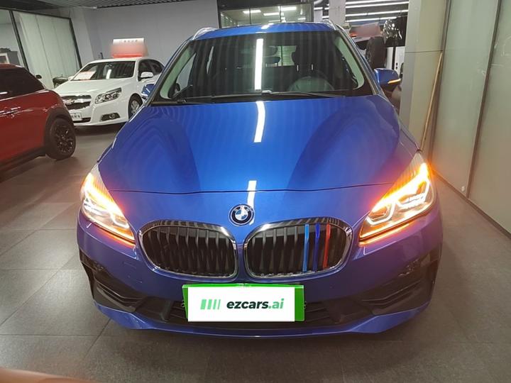 2 Series Wagon 2018 218i Leading photo 2