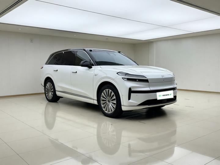 L90 2025 Ultra 6-Seater 60 photo 3