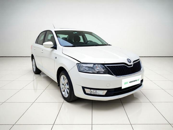Rapid 2015 1.6L AT photo 3