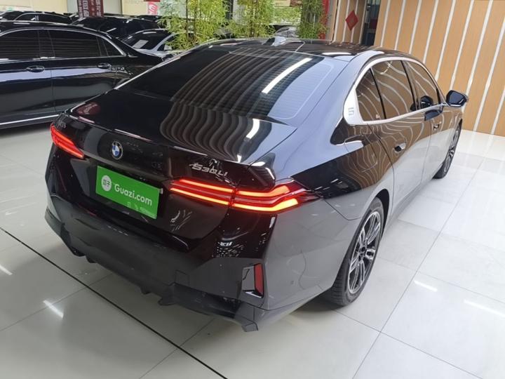 5 Series 2026 530Li Leading M Sport Package photo 4