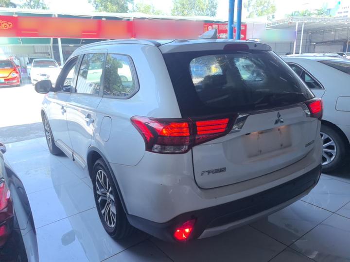 Outlander 2018 2.0L RWD Honor 5-Seater photo 4