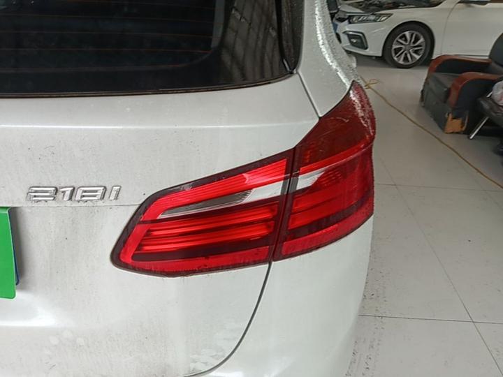 2 Series Wagon 2016 218i Leading photo 7