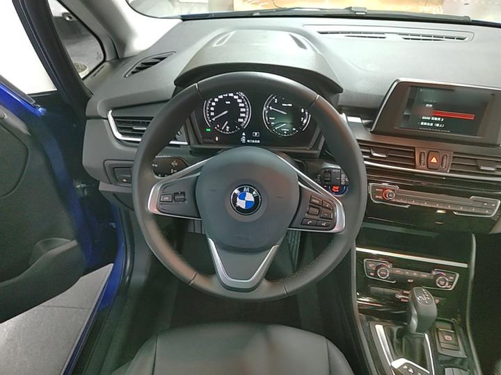 2 Series Wagon 2018 218i Leading photo 6