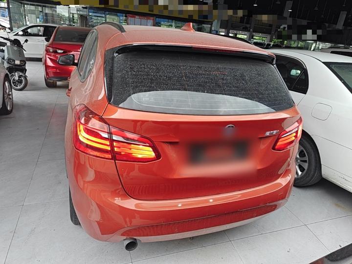 2 Series Wagon 2016 218i Leading photo 3