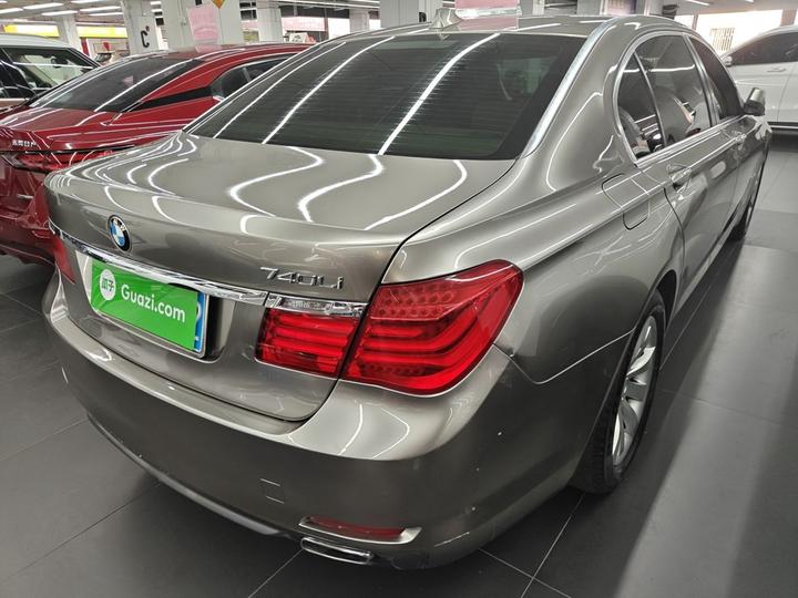 7 Series 2009 740Li Leading photo 4