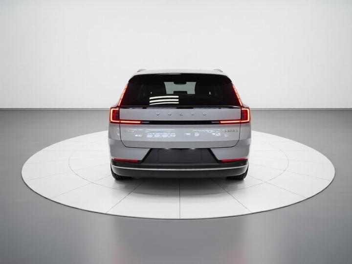XC70 Hybrid 2026 RWD Long Range Core photo 3