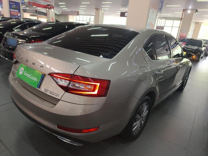 Octavia 2020 1.5L AT Luxury photo 4
