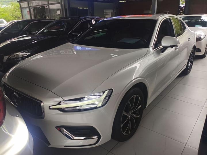 S60 2022 B4 Luxury