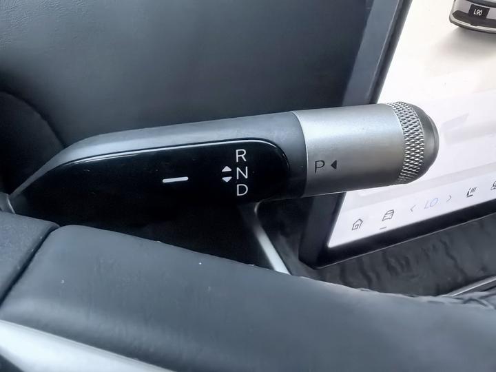 L90 2025 Ultra 6-Seater 60 photo 6