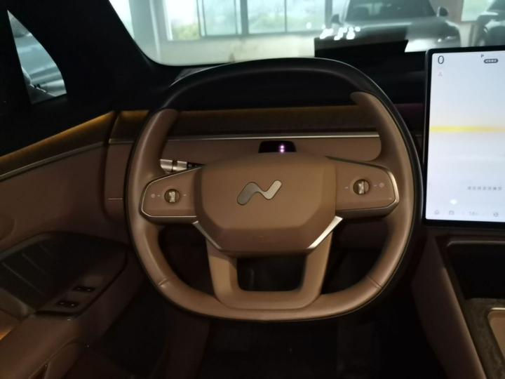 L90 2025 Ultra 6-Seater 60 photo 7