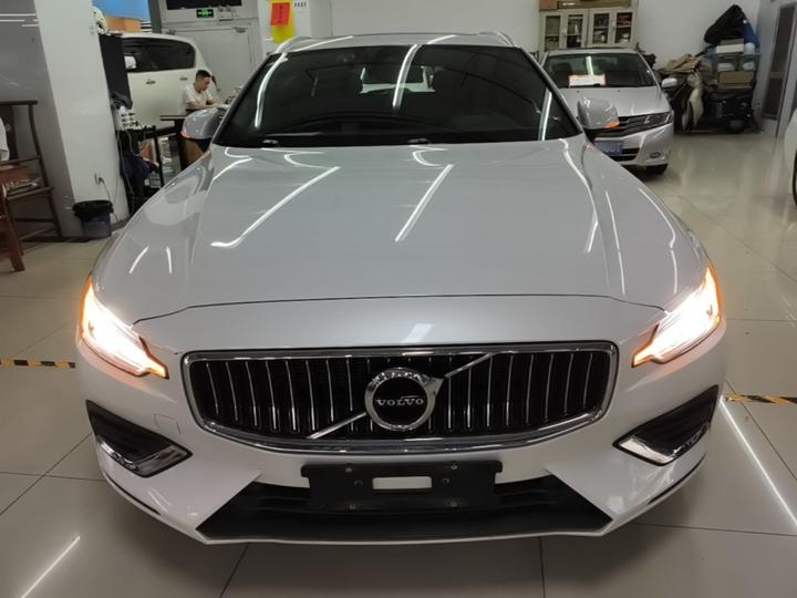 V60 2022 B5 Luxury photo 2