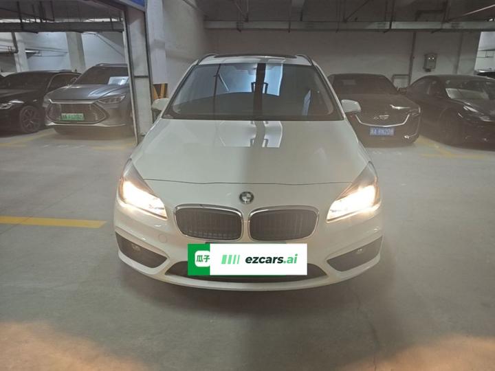 2 Series Wagon 2015 218i Leading photo 2