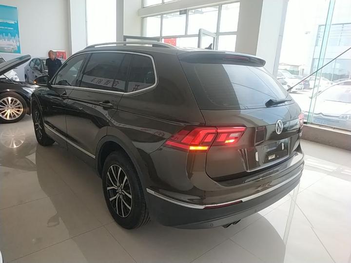 Tiguan L 2018 330TSI AT RWD Luxury photo 4