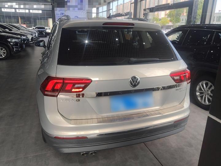 Tiguan L 2018 330TSI AT RWD Luxury photo 3