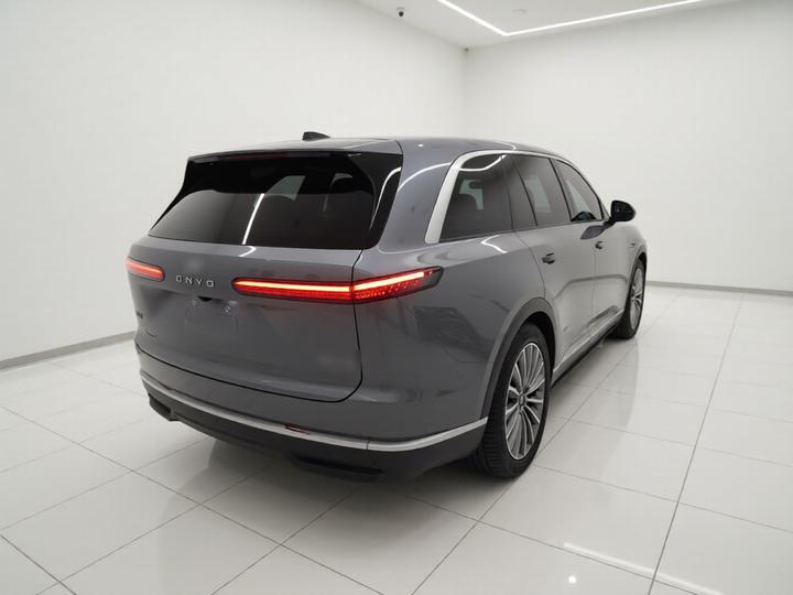 L90 2025 Ultra 6-Seater 60 photo 4