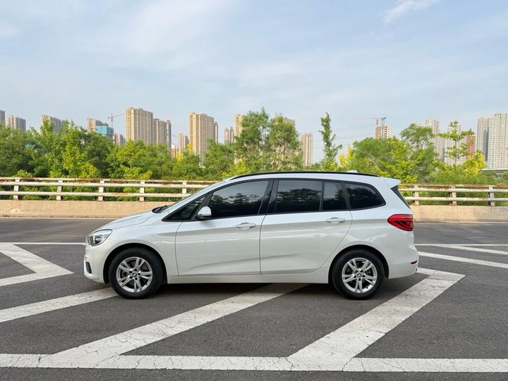 2 Series Wagon 2015 218i Leading photo 4