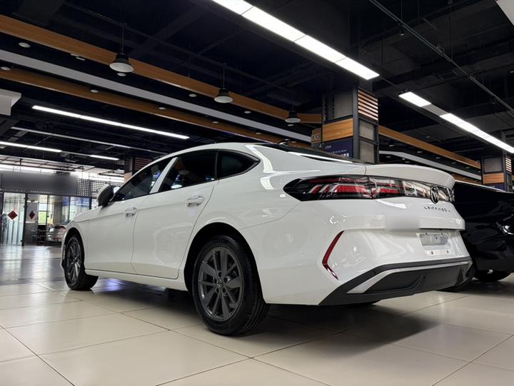 2026 Lamando L 300TSI photo 4
