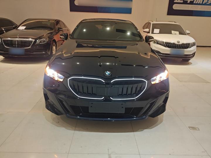 5 Series 2026 525Li M Sport Package photo 2