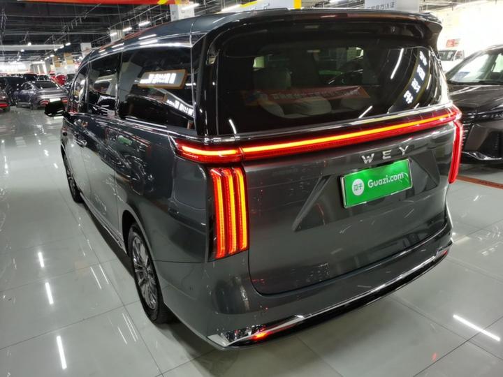 2025 AWD 8 photo 4