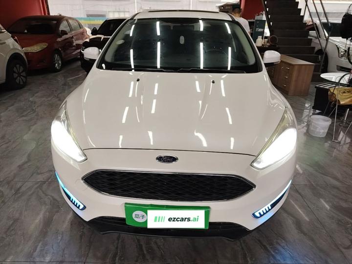Focus 2017 Hatchback EcoBoost 180 AT Elite photo 2