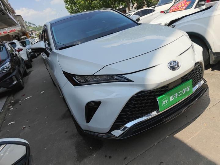 2023 2.0L CVT RWD Luxury photo 3