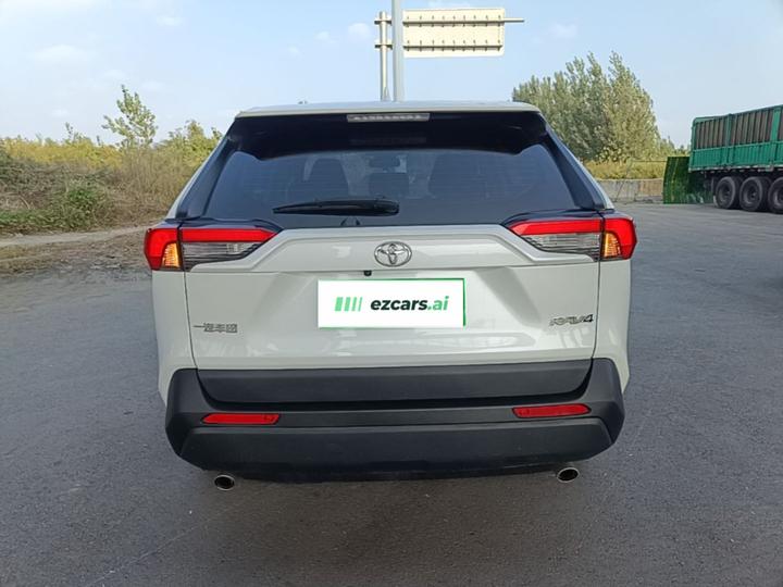 RAV4 2022 2.0L CVT RWD photo 3
