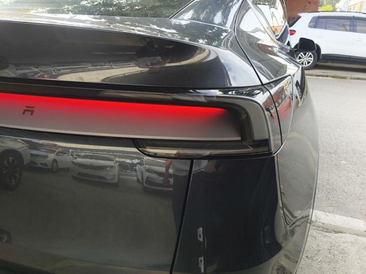 Model Y 2025 RWD photo 7