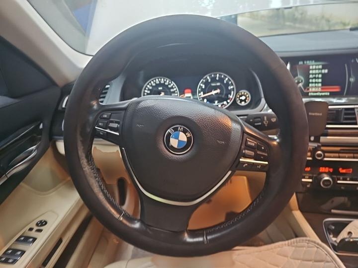 7 Series 2013 730Li Leading photo 3