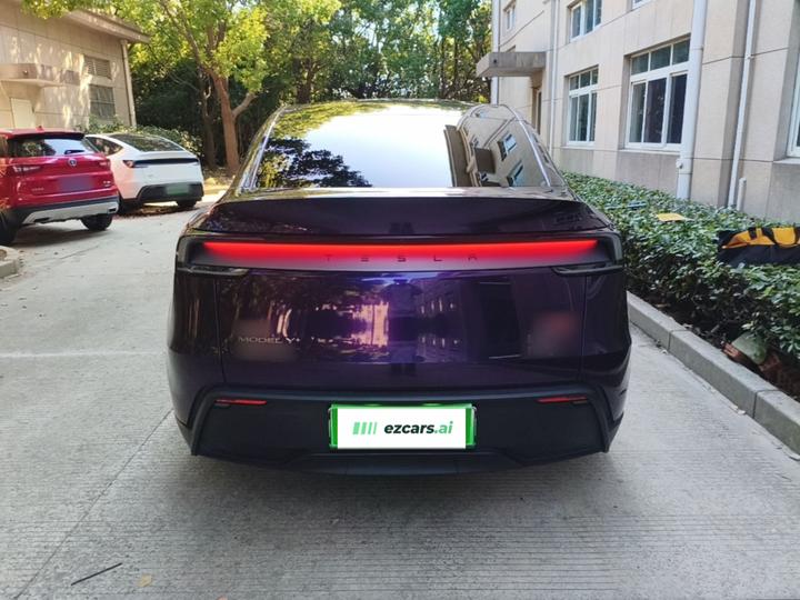 Model Y 2025 Long Range AWD Launch Edition photo 5