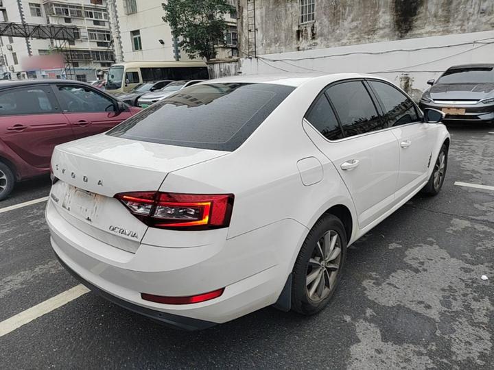 Octavia 2022 1.5L MT Comfort photo 6