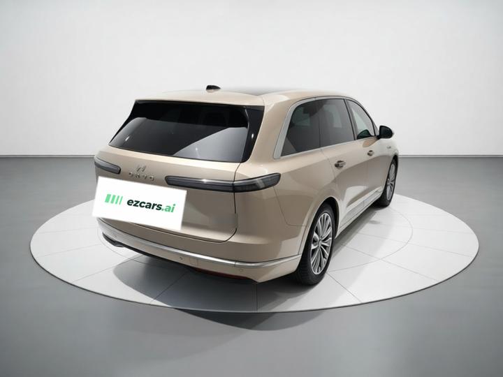 L90 2025 Ultra 6-Seater 60 photo 4