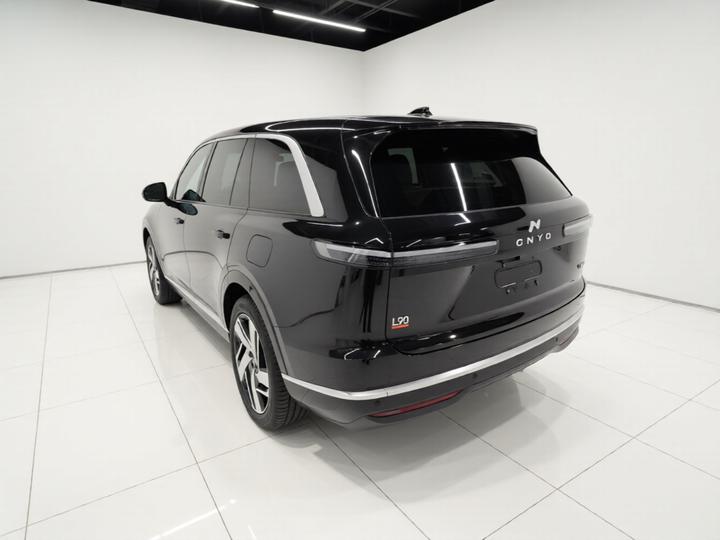 L90 2025 Ultra 6-Seater 60 photo 4