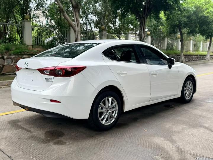 3 Axela 2017 Sedan 1.5L AT Luxury China V photo 4
