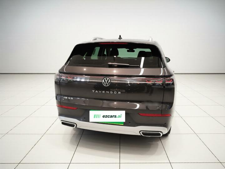 2024 330TSI Luxury photo 5