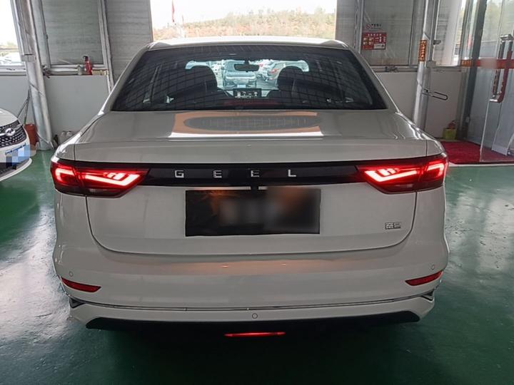 Emgrand 2022 4 1.5L MT Luxury photo 3