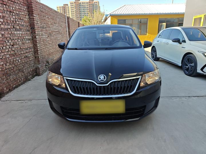 Rapid 2015 1.6L AT photo 2