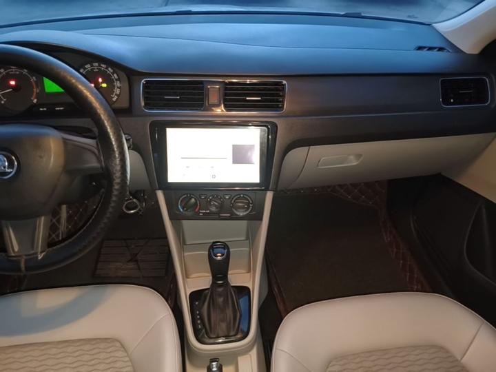 Rapid 2016 1.6L AT photo 5