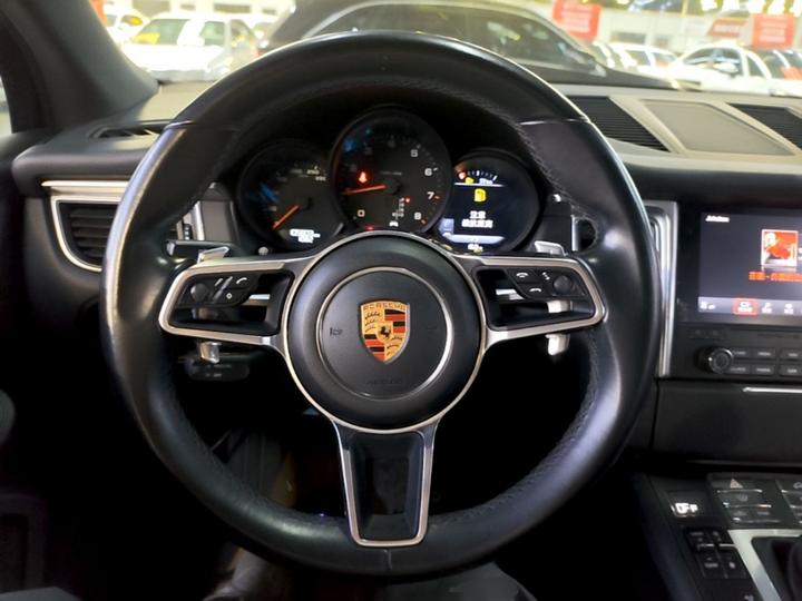 2017 Macan 2.0T photo 6